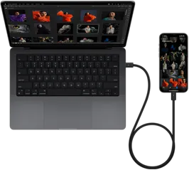 iPhone 15 Pro Max podłączony do 14‑calowego MacBooka Pro przez złącze USB‑C