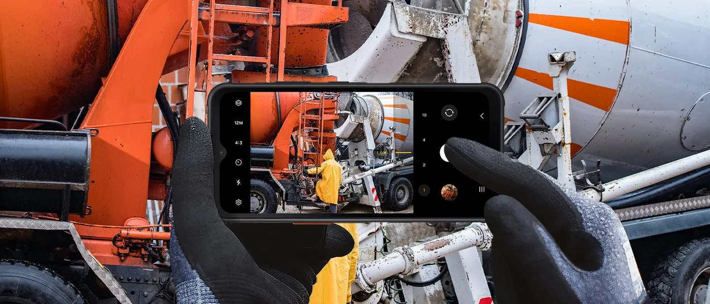 telefon Galaxy XCover7 obsługiwany w rękawicach roboczych na budowie