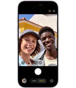iPhone 17, przód obudowy, na ekranie zaprezentowana funkcja Centrum uwagi w zdjęciach