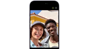 iPhone 17, przód urządzenia, na ekranie zaprezentowane działanie funkcji Centrum uwagi w zdjęciach