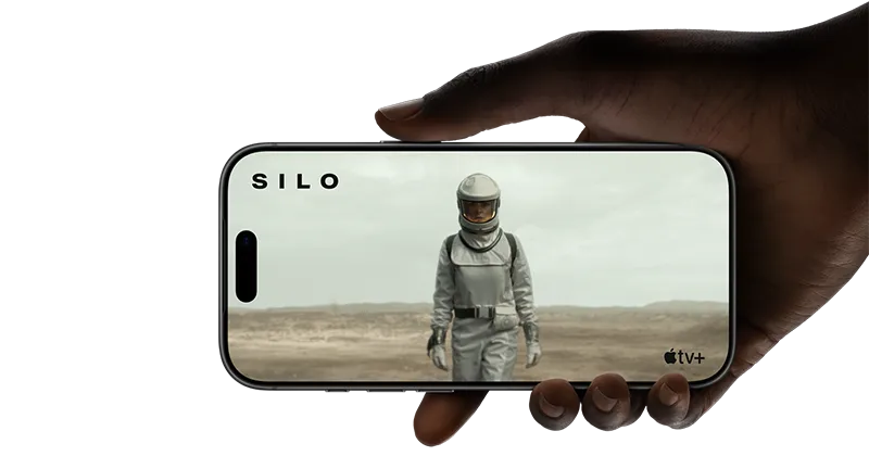 Dłoń trzyma iPhone’a 17 Pro, [NDA], odtwarzanie filmu na ustawionym w orientacji poziomej, sięgającym krawędzi wyświetlaczu demonstruje wydajność baterii
