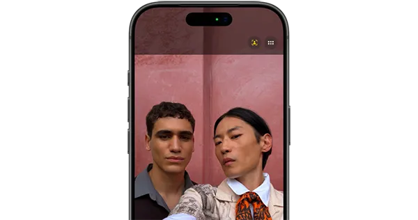 Ekran iPhone’a 17 Pro prezentujący funkcję Centrum uwagi w zdjęciach i sposób robienia grupowego selfie, widać zaznaczone twarze poszczególnych osób