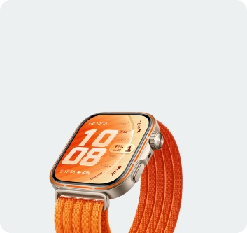 Zegarek Huawei Watch Fit 5 Pro z tytanową kopertą i z pomarańczowym tkaninowym paskiem. Ekran wyświetla godzinę i liczby.