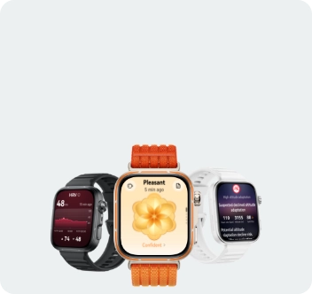 Trzy zegarki Huawei Watch Fit 5 Pro. W centrum z pomarańczowym, tkaninowym paskiem z boku z białym i czarnym elastomerowym.