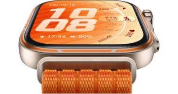 Tytanowa koperta z pomarańczową obwolutą i ekran Huawei Watch Fit 5 Pro w zbliżeniu. Na ekranie godzina i wskazania liczbowe