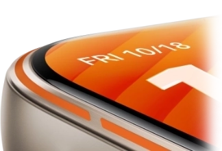 W zbliżeniu, lewy górny róg tytanowej koperty z pomarańczową obwolutą i ekranu zegarka Huawei Watch Fit 5 Pro