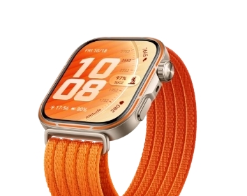 Zegarek Huawei Watch Fit 5 Pro z tytanową kopertą i pomarańczowym, tkaninowym paskiem. Na ekranie godzina i dane liczbowe.