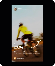 Zdjęcie osoby jadącej na rowerze z grafiką przejechanej trasy danymi liczbowymi, w rogu ikona aplikacji Huawei Zdrowie.