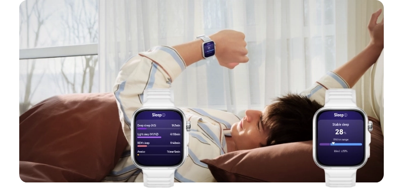 Dwa zegarki Huawei Watch Fit 5 Pro. W tle zdjęcie mężczyzny w pościeli patrzącego na ekran zegarka Huawei Watch Fit 5 Pro.