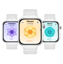 Trzy zegarki Huawei Watch Fit 5 Pro z białymi paskami. Ekrany wyświetlają pastelowe grafiki przypominające fraktale.