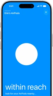 iPhone wyświetlający aplikację Znajdź wyszukującą AirPodsy. AirPodsy znajdują się w pobliżu iPhone’a