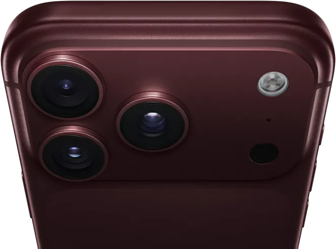 iPhone 18 Pro Max w kolorze burgunda (ciemna czerwień), tył obudowy, system pro aparatów Fusion w górnej części urządzenia, 3 obiektywy, częściowo zamknięte klapki zmiennej przysłony, flesz, mikrofon i skaner LiDAR, góra obudowy, antena łączności komórkowej, płaskie boki, zaokrąglone rogi