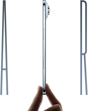 iPhone Air w kolorze błękitnym pokazany z boku, trzymany kciukiem i palcem wskazującym, zaprezentowane są bardzo smukły profil, system aparatu Fusion, przycisk boczny i panel Sterowanie aparatem