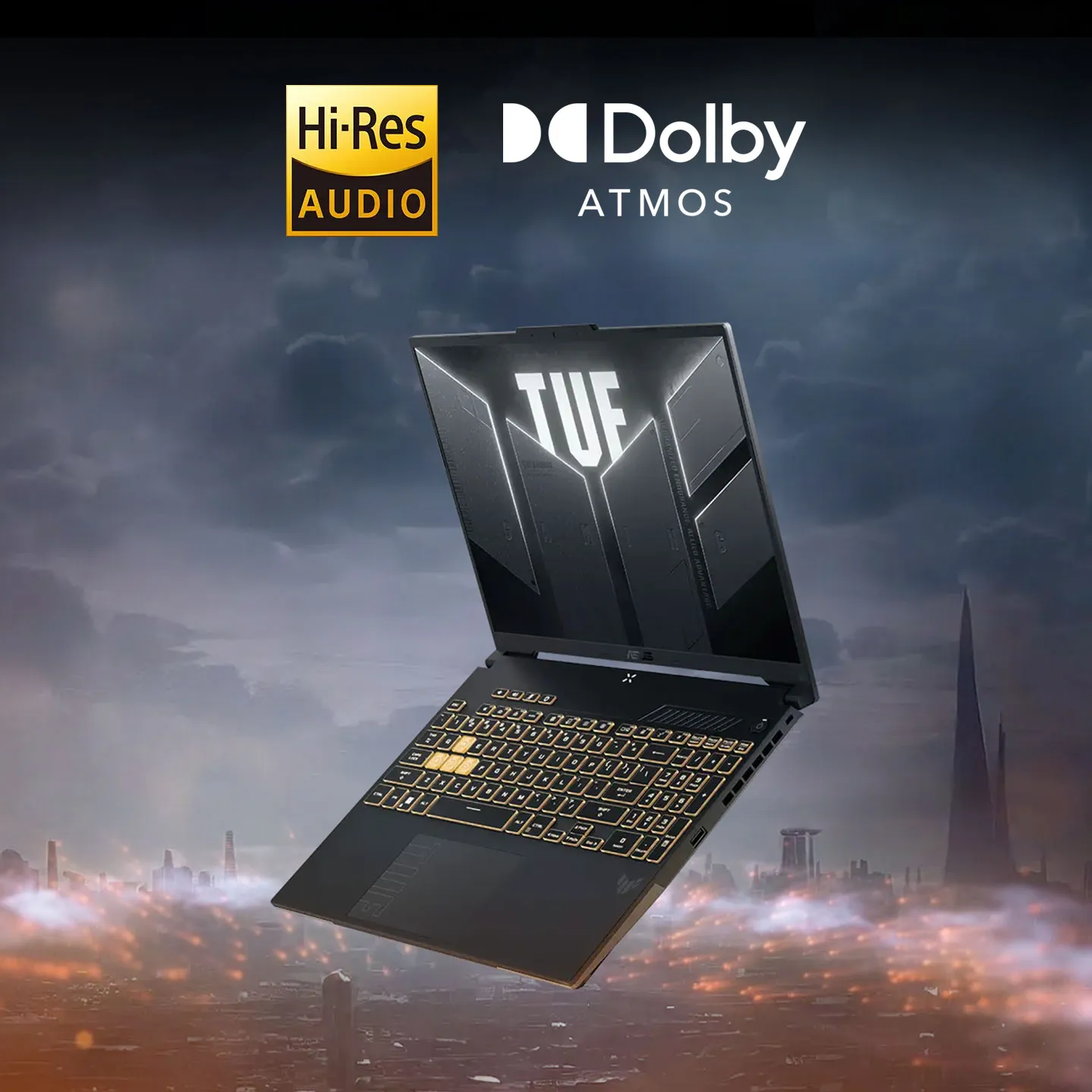 Laptop ASUS TUF z podświetlaną na żółto klawiaturą i ekranem z logo TUF, na tle nieba z napisami Hi-Res Audio i Dolby Atmos.
