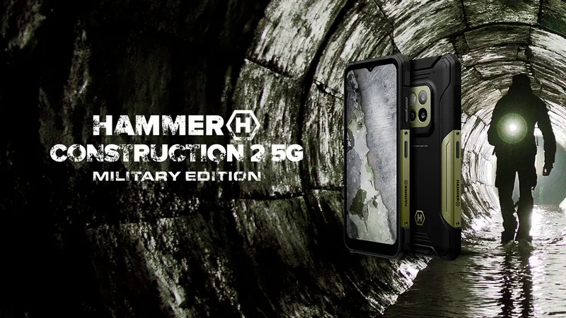 Wytrzymały smartfon z napisem HAMMER CONSTRUCTION 2 5G MILITARY EDITION. W tle osoba idąca z latarką przez ciemny, mokry tunel.