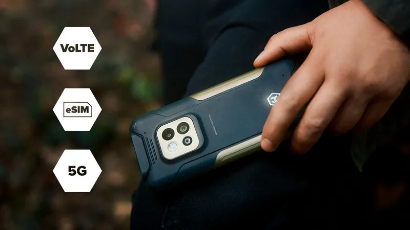 Osoba trzyma wytrzymały smartfon z niebiesko-złotą obudową. Na tylnej części urządzenia znajdują się trzy obiektywy aparatu oraz lampa błyskowa LED. Po lewej stronie telefonu widoczne są trzy sześciokątne ikony z napisami: VoLTE, eSIM oraz 5G.