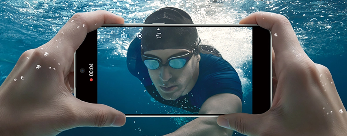 Osoba robiąca podwodne zdjęcie nurkowi aparatem w smartfonie HONOR Magic 8 Lite