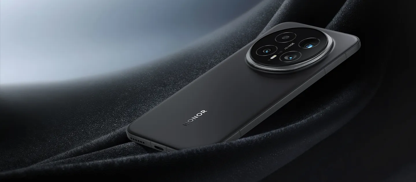Czarny smartfon ułożony w miękkiej tkaninie