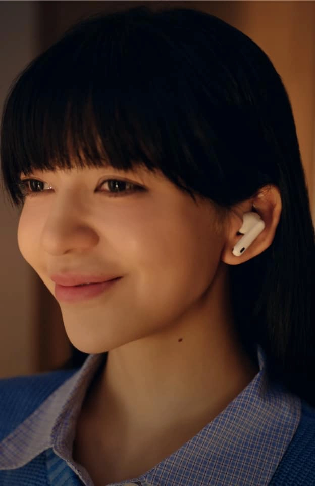 Kobieta nosząca słuchawki HUAWEI FreeBuds 7i w cichym otoczeniu, osobista strefa skupienia
