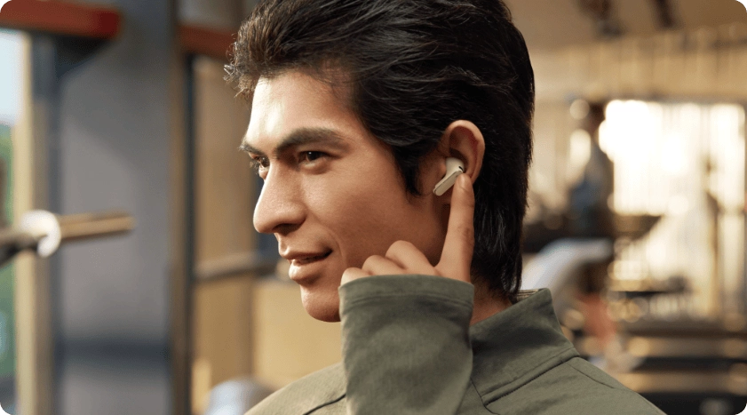 Mężczyzna dotyka słuchawki Huawei FreeBuds Pro 5 podczas rozmowy telefonicznej