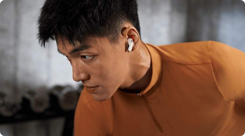 Osoba ćwiczy w słuchawkach Huawei FreeBuds Pro 5