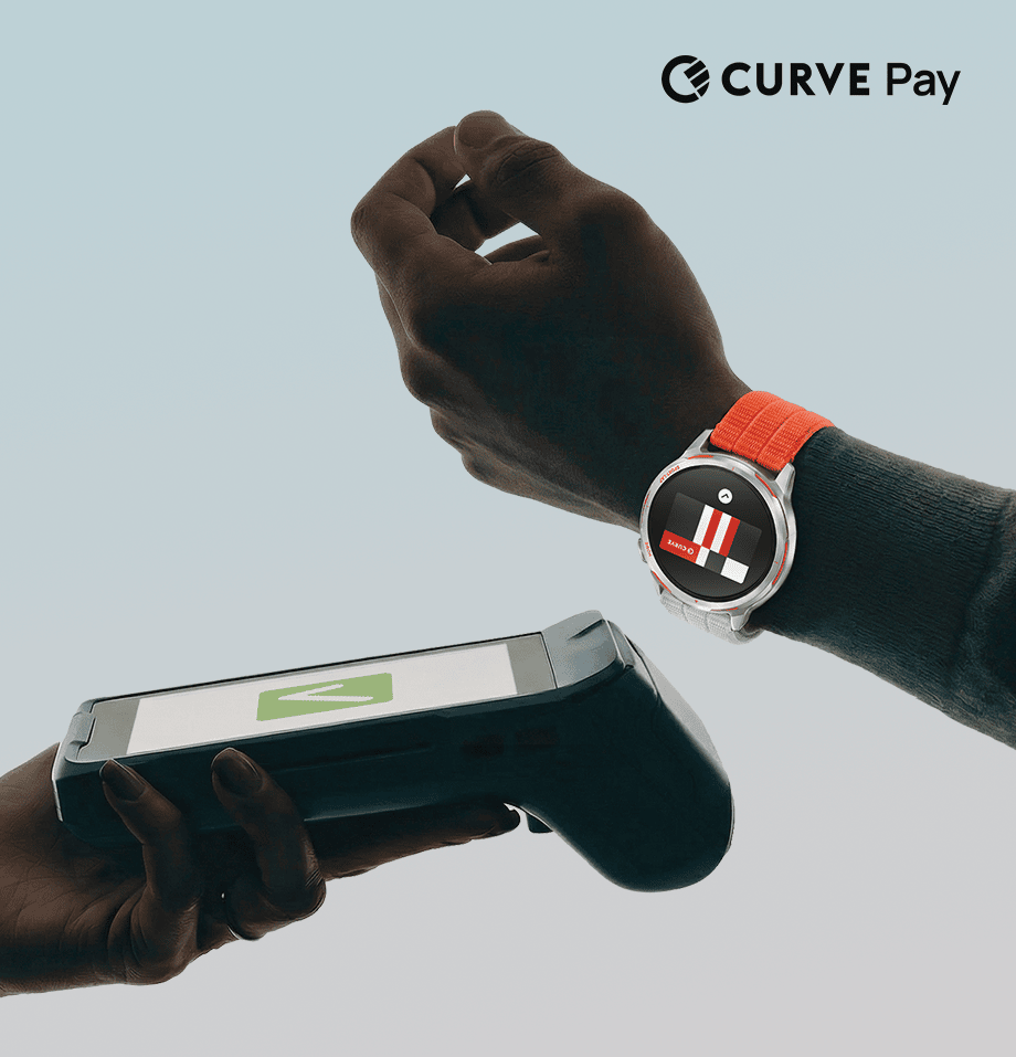 Mężczyzna zbliża nadgarstek z zegarkiem HUAWEI Watch Gt Runner 2 do terminala płatniczego. W rogu logo aplikacji Curve Pay