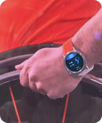 Przedramię mężczyzny siedzącego na wózku inwalidzkim z zegarkiem HUAWEI Watch Gt Runner 2 i aplikacją dla osób na wózku