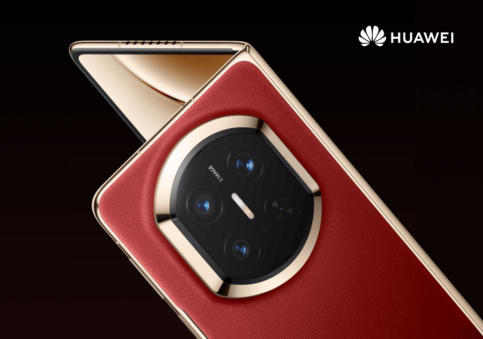 Rozkładany, bordowy smartfon Huawei Mate X7 ze złotymi krawędziami oraz czteroobiektywowym, tylnym aparatem fotograficznym