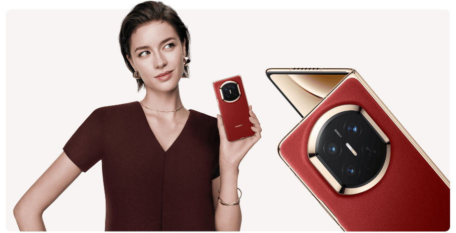 Kobieta z bordowym smartfonem Huawei Mate X7 w dłoni, obok półotwarty, bordowy Huawei Mate X7 ze złotymi krawędziami