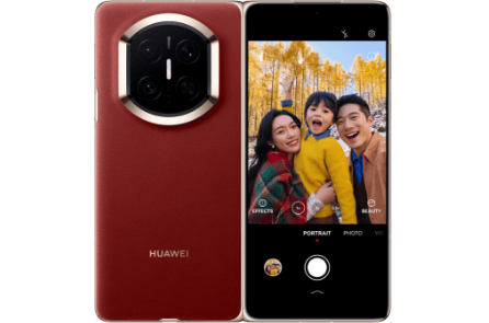 Rozłożony smartfon Huawei Mate X7 z obiektywem na jednej połowie oraz ekranem z pracującą aplikacją fotograficzną na drugiej