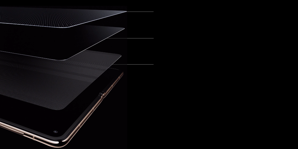 Rozłożony smartfon Huawei Mate X7 z ciemnym ekranem, nad nim trzy ciemne powłoki