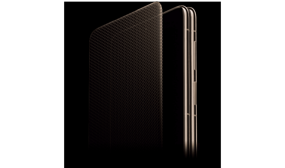 Bok złożonego smartfona Huawei Mate X7 ze złotymi krawędziami i ciemnym ekranem, obok złota siatka ze wzorem plastra miodu