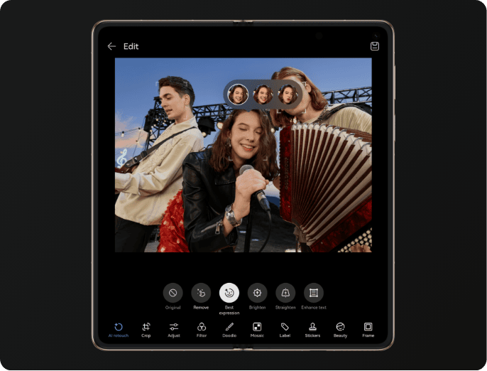 Ekran otwartego smartfona Huawei Mate X7 wyświetla aplikację fotograficzną ze zdjęciem koncertu zespołu muzycznego