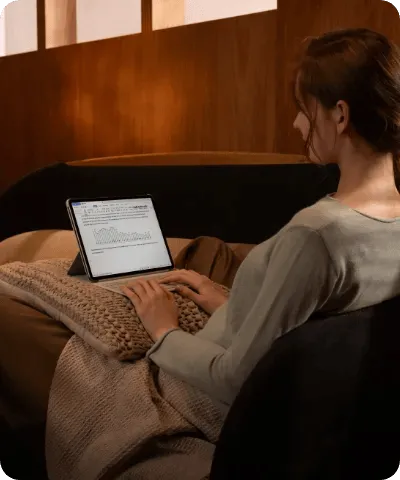 Dziewczyna pisząca dokument na tablecie