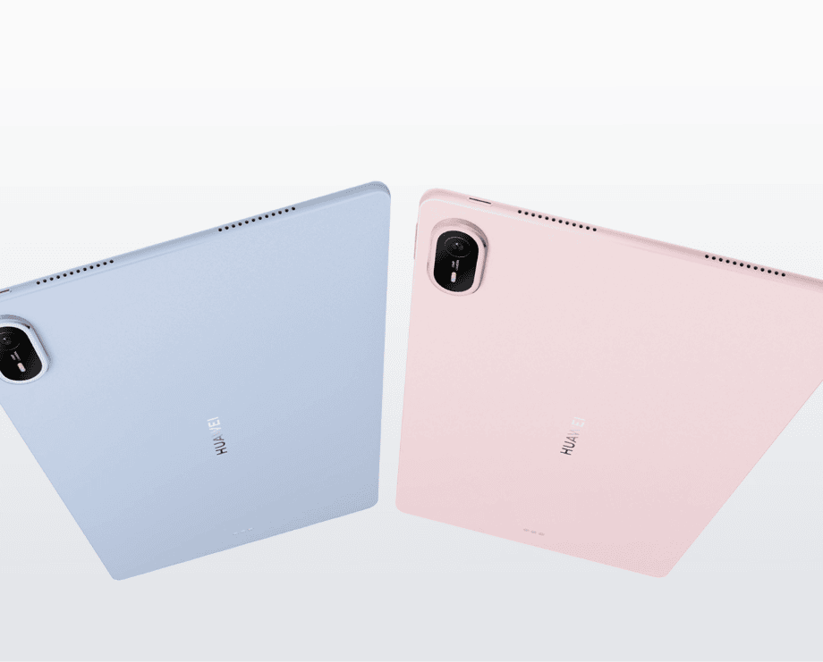 Dwa tablety Huawei MatePad Air różowy i niebieski widziane od góry na boczną krawędź z otworami i tylną ścianę z obiektywemu