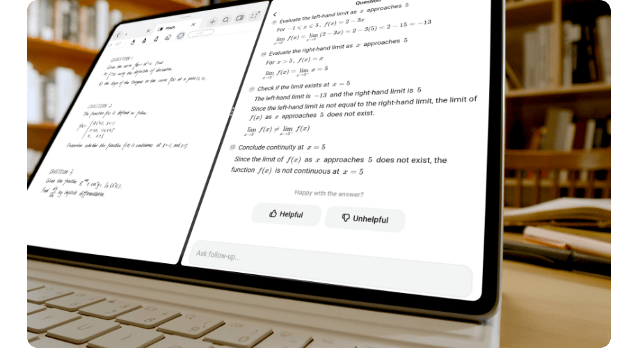 Zbliżenie na ekran, stojącego na biurku, tabletu Huawei MatePad Air z dołączoną klawiaturą. Na nim zadania matematyczne.