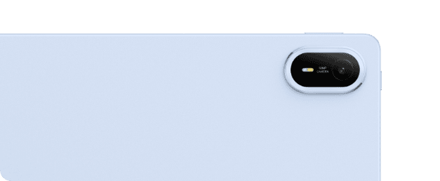 Fragment tylnej ściany niebieskiego tabletu Huawei MatePad Air z widocznym obiektywem aparatu.