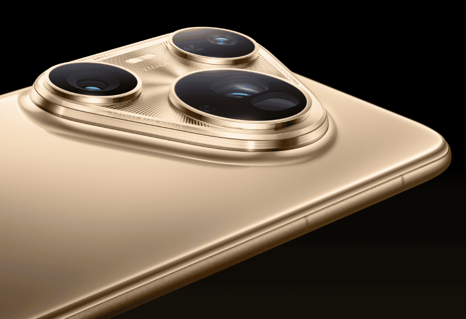 Trzy ciemne obiektywy aparatu umieszczone w module złotej obudowy smartfona HUAWEI Pura 80 Ultra