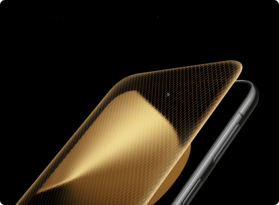 Ekran czarnego smartfona HUAWEI Pure 80 Ultra, nad nim złota tafla szklana o wzorze plastra miodu