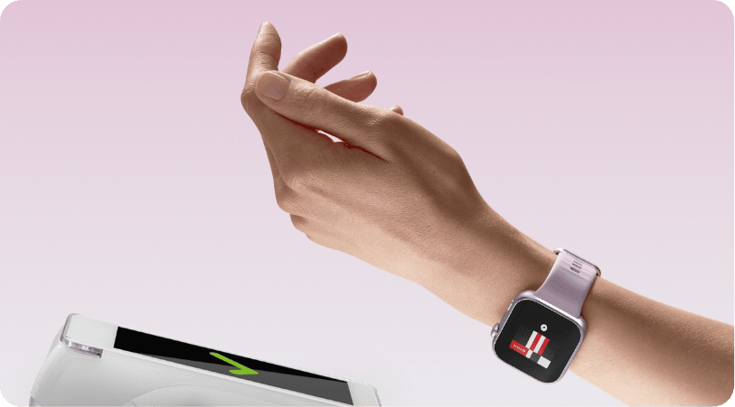 Kobieca dłoń z zegarkiem Huawei Watch Fit 5 zbliżona do terminala płatniczego. Na ekranie zegarka logo aplikacji Curve Pay.