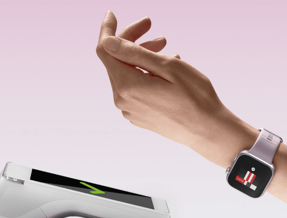 Kobieca dłoń przybliża zegarek Huawei Watch Fit 5 do terminala płatniczego Na ekranie zegarka logo aplikacji Curve Pay.