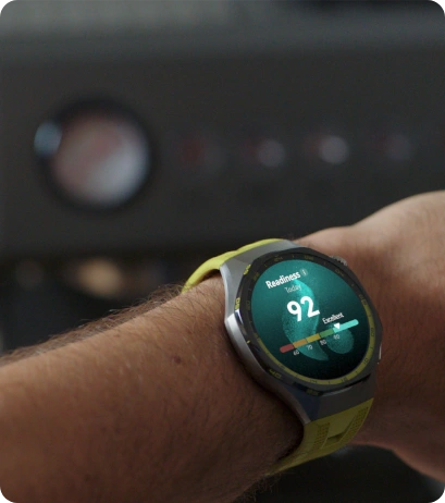 Zegarek Huawei Watch GT 7 Pro na męskim przedramieniu, ekran wyświetla dane liczbowe i wykres paskowy