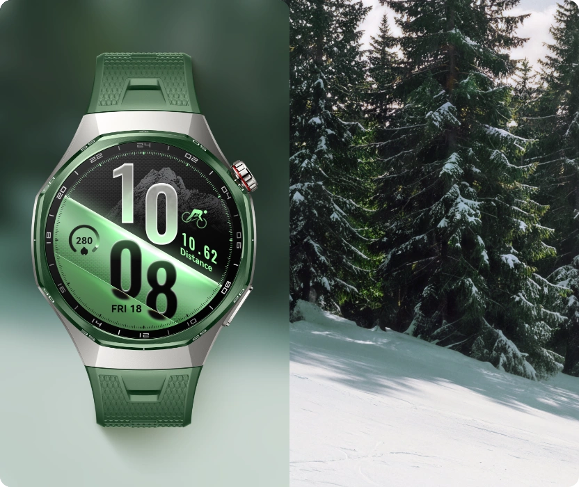 Zegarek Huawei Watch GT 7 Pro na zielonym pasku, z tytanową kopertą, obok zdjęcie ośnieżonej polany i gór w tle