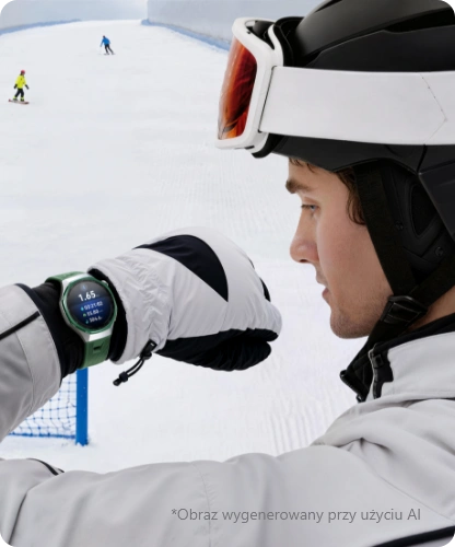 Narciarz na górskim stoku, w profesjonalnym stroju, spogląda na ekran zegarka Huawei Watch GT 7 Pro na zielonym pasku