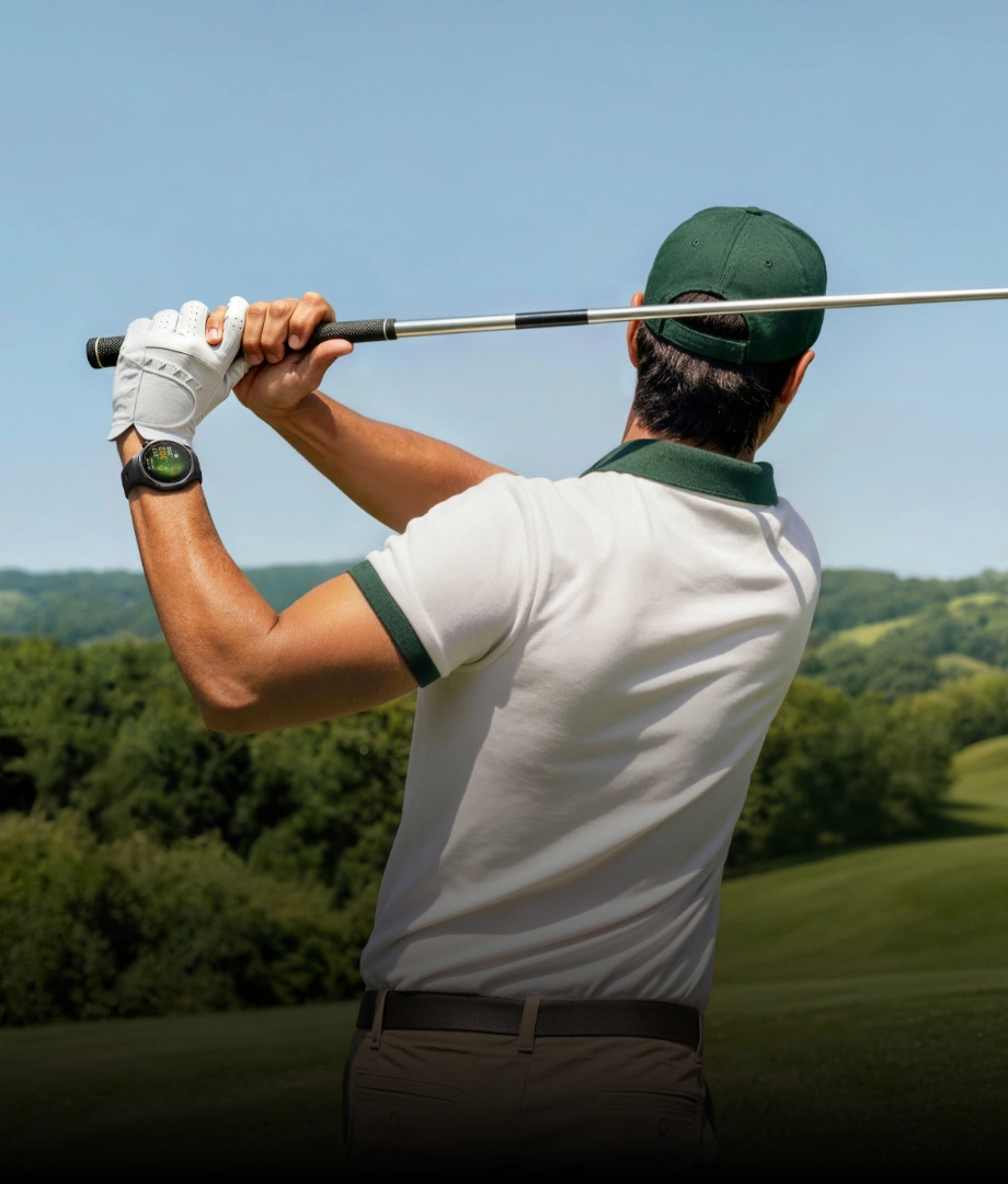Golfista widziany od tyłu po wykonaniu uderzenia, przed nim zielony teren pola gry. Na ręku ma zegarek Huawei Watch GT 7 Pro
