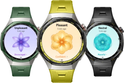 Trzy zegarki Huawei Watch GT 7 Pro z zielonym, zielonożółtym oraz czarnym paskiem, ekrany wyświetlają grafiki fraktali