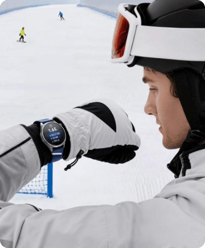 Narciarz na górskim stoku, w profesjonalnym stroju, spogląda na ekran zegarka Huawei Watch GT 7 na niebieskim pasku