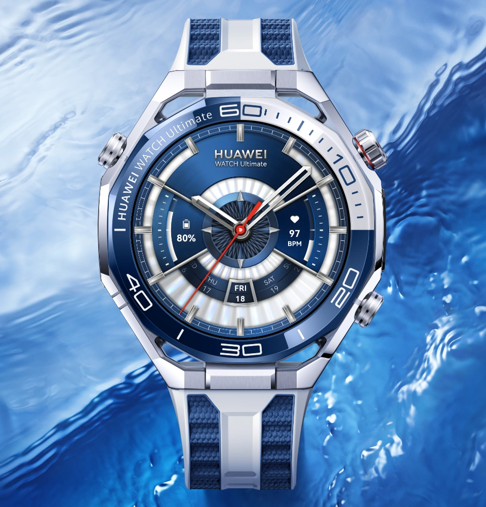 Smartwatch HUAWEI Watch Ultimate 2 w kolorze srebrno-niebieskim, z cyfrową tarczą i stalową bransoletą, zaprezentowany na tle wody