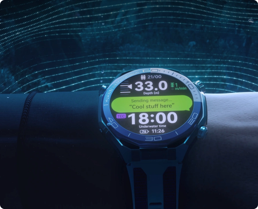 Smartwatch HUAWEI na nadgarstku pod wodą, z wyświetlaczem pokazującym dane nurkowe i wiadomość, w tle wizualizacja fal sonarowych.