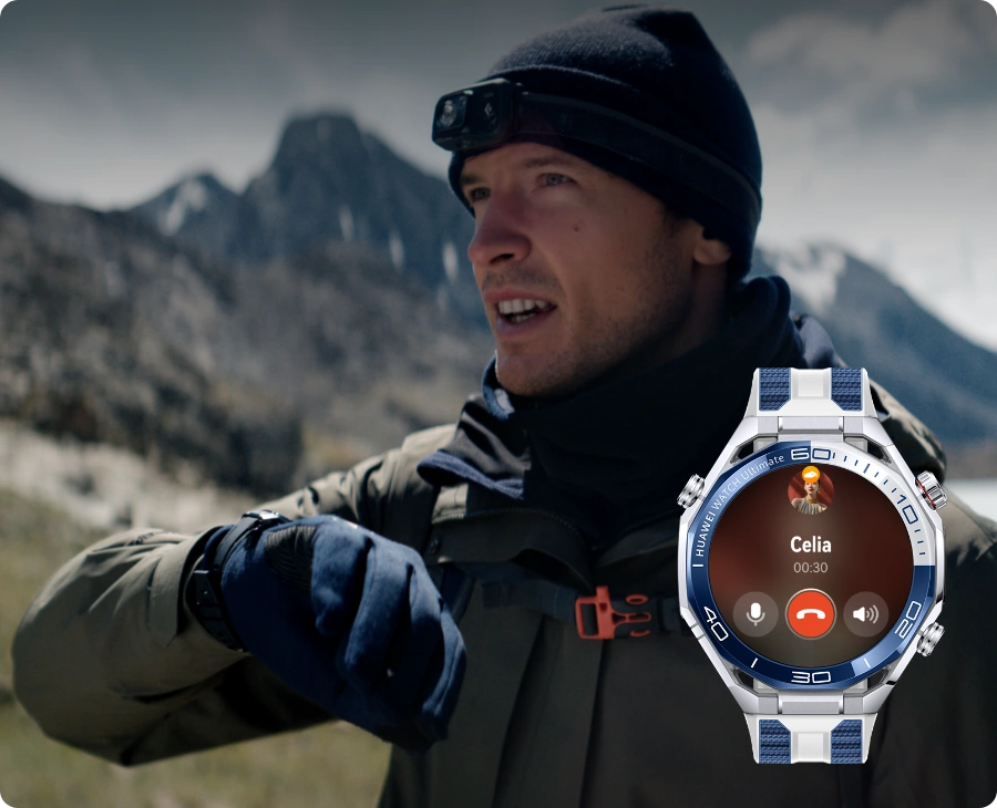 Mężczyzna w górskim plenerze, ubrany w kurtkę outdoorową i czapkę z latarką, spogląda w dal. Obok widoczny smartwatch HUAWEI wyświetlający ekran połączenia telefonicznego.